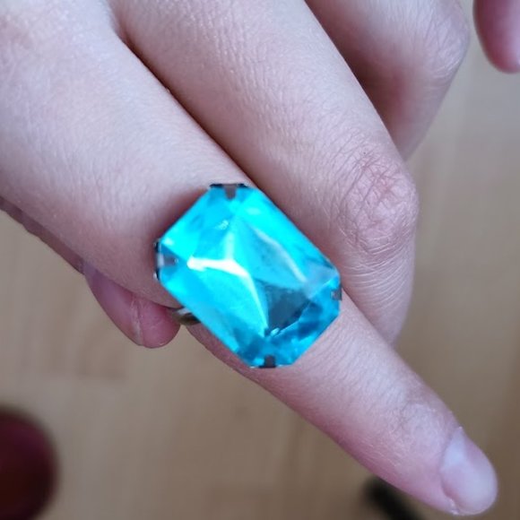 🔵💍 Bright Blue Plastic Ring with Silver-Colored Band - Small 💍🔵 - Picture 4 of 7